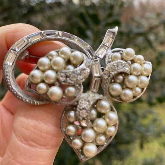VTG TOP Designer Rhinestone Pearl BROOCH - Picture 4 of 7